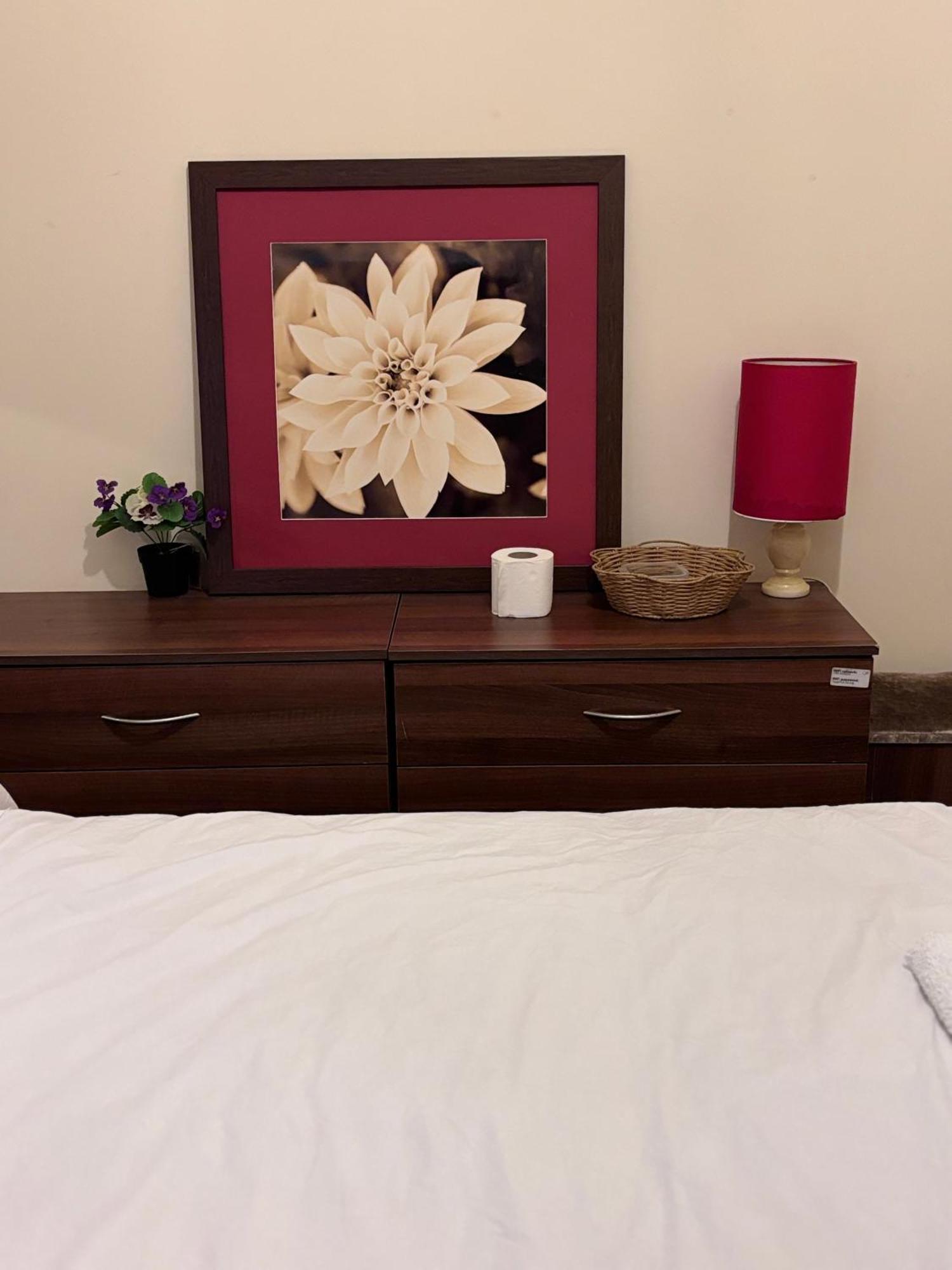 Lovely Room Within 5 Mins Walk To Stoke Train Station With Double And Single Room Exterior photo