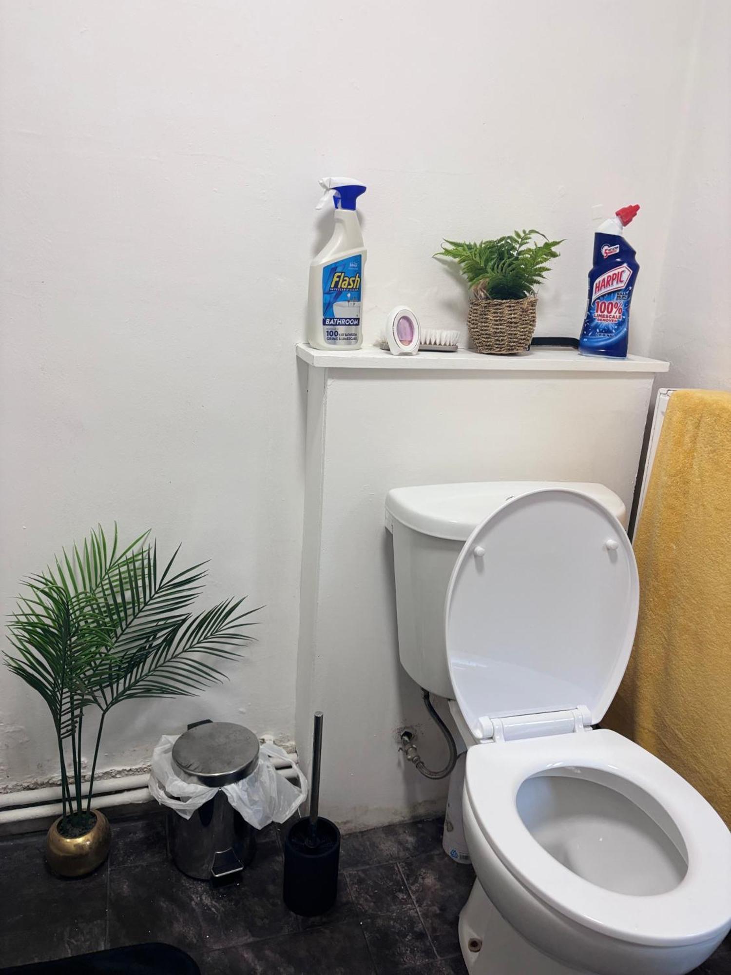 Lovely Room Within 5 Mins Walk To Stoke Train Station With Double And Single Room Exterior photo