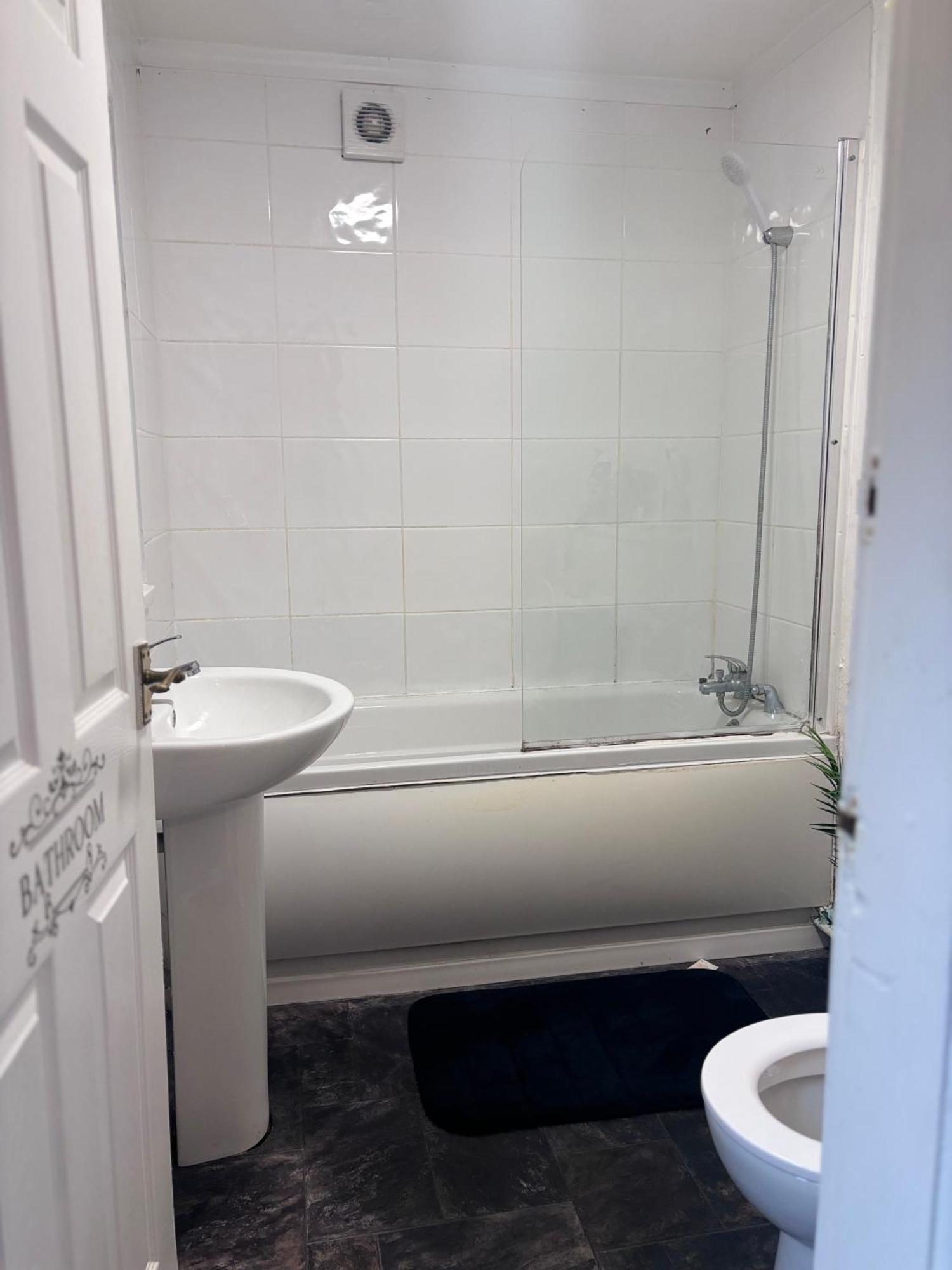 Lovely Room Within 5 Mins Walk To Stoke Train Station With Double And Single Room Exterior photo