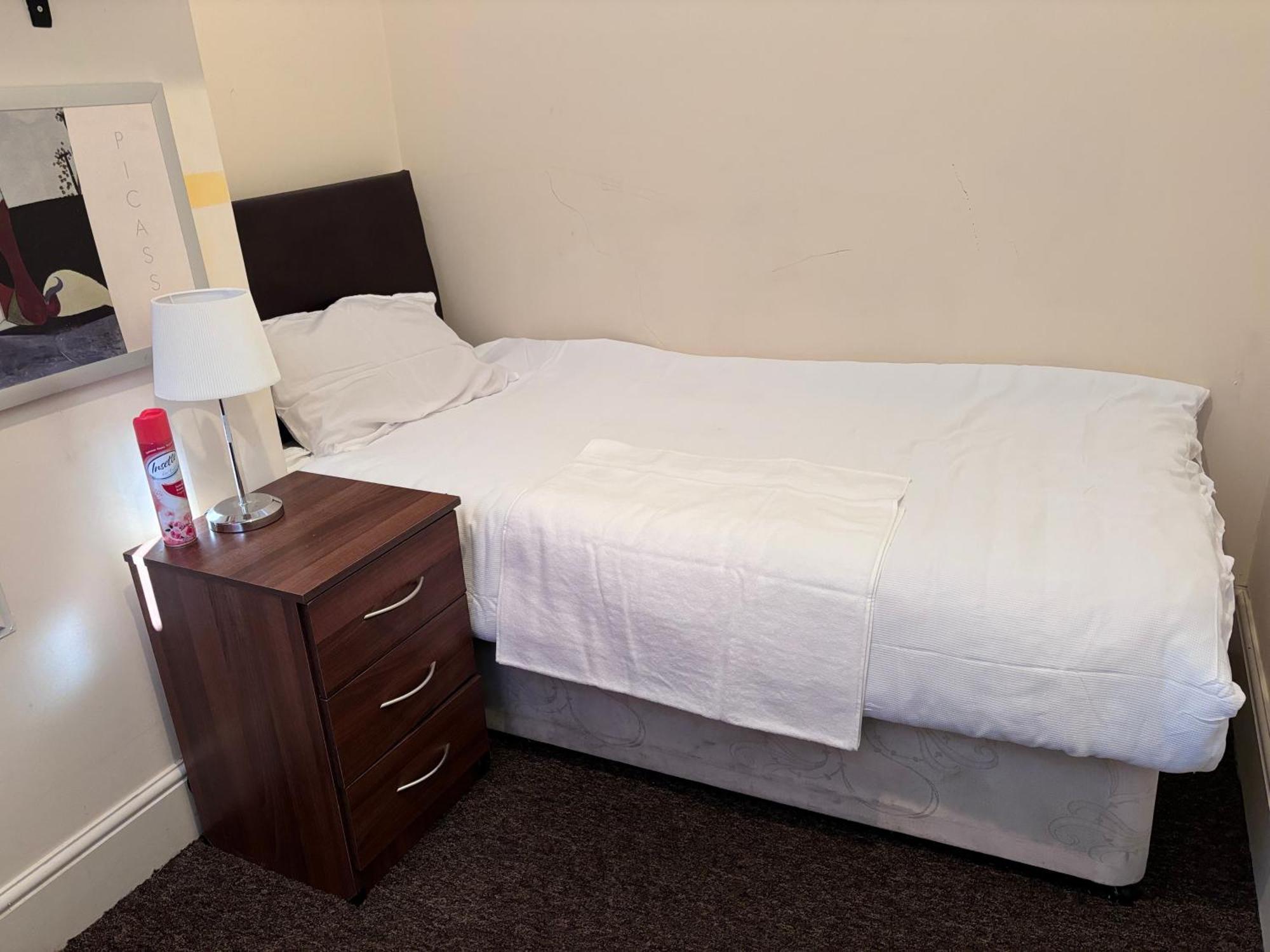 Lovely Room Within 5 Mins Walk To Stoke Train Station With Double And Single Room Exterior photo